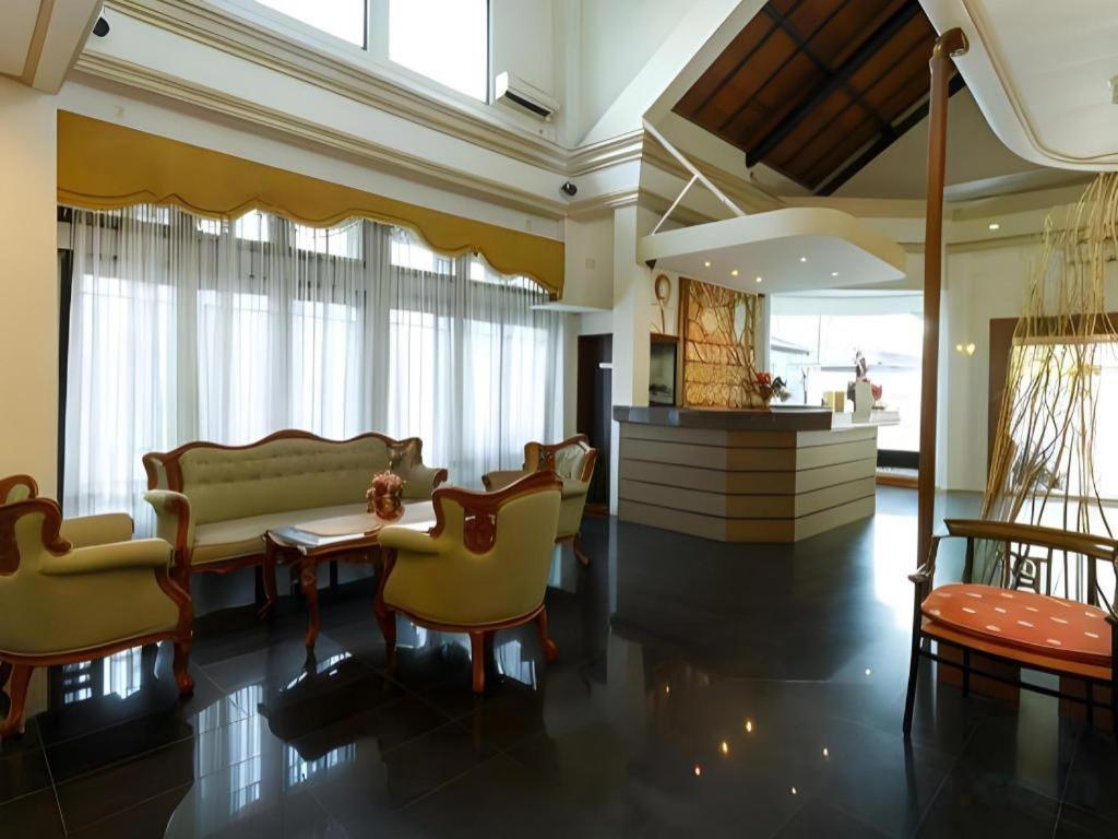 Mervit Hotel Padang  Extérieur photo